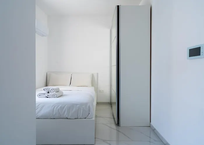 Rosemont & Balcony In *